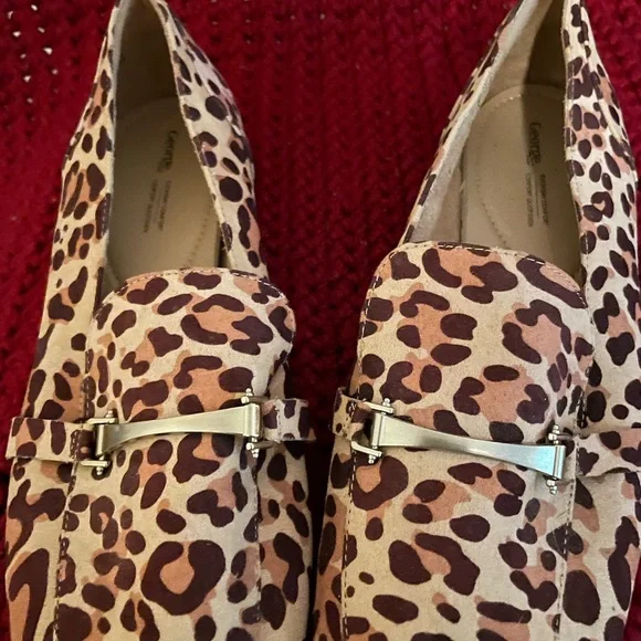 Cheetah flats with gold accent - Picture 4 of 4